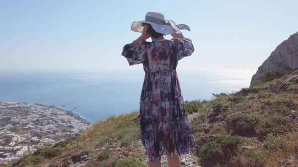 Mulher Caminhe Montanha Antiga Thera Santorini Desfrutando Vista Panorâmica Aérea — Fotografia de Stock