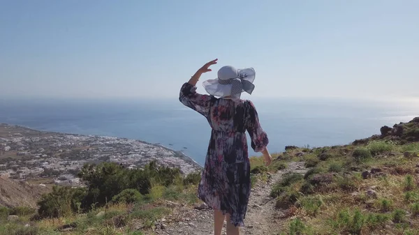Mujer Caminando Por Montaña Antigua Thera Santorini Disfrutando Una Vista — Foto de Stock
