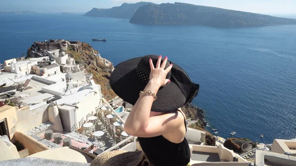 Elegantní Černošky Oblečená Žena Vychutnat Pohled Hrad Oia Santorini Romantické — Stock fotografie