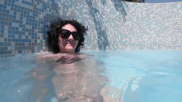 Woman Relaxing Thermal Pool — Stock Photo, Image