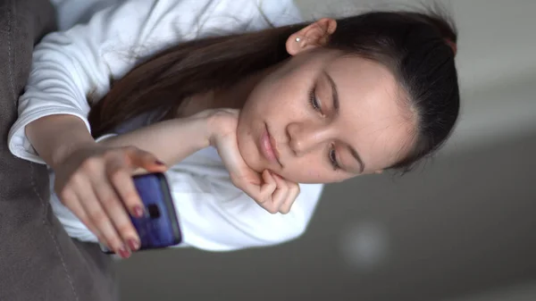 Εφηβική Κοπέλα Πριν Την Εφηβεία Τρέχει Ένα Smartphone Ξαπλωμένη Στο — Φωτογραφία Αρχείου