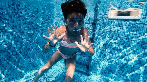Glückliches Kleines Mädchen Macht Lustige Fratzen Unter Wasser Den Pool — Stockfoto