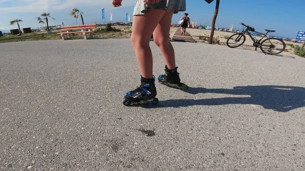 Teen Skirt Rollerblading Sunny Day Sea — Stock Photo, Image