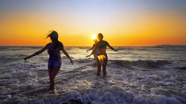 Gruppo Adolescenti Femminili Che Divertono Saltare Schizzare Giù Spiaggia Tramonto — Foto Stock