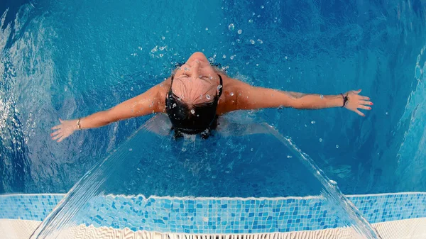 Mulher Desfrutando Hidroterapia Uma Piscina — Fotografia de Stock