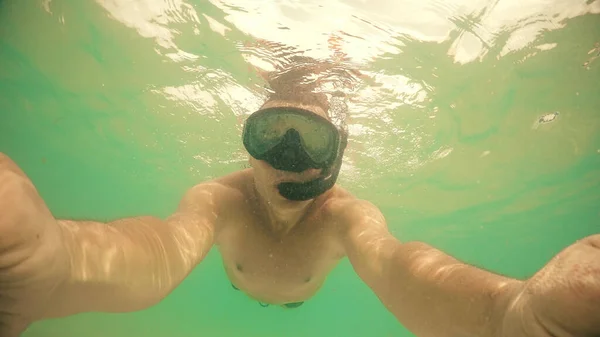 Maskeli Şnorkelli Adam Denize Dalıyor Parmağıyla Işaret Gösteriyor — Stok fotoğraf