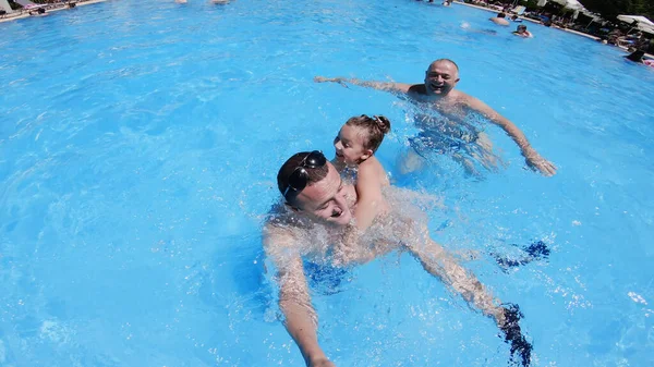 Baba Kızı Yüzme Havuzunda Kızın Biriyle Oynuyorlar — Stok fotoğraf
