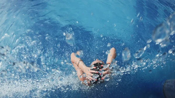Vrouw Rhydrotherapie Elaxing Onder Water Jet Stream Spa Resort — Stockfoto