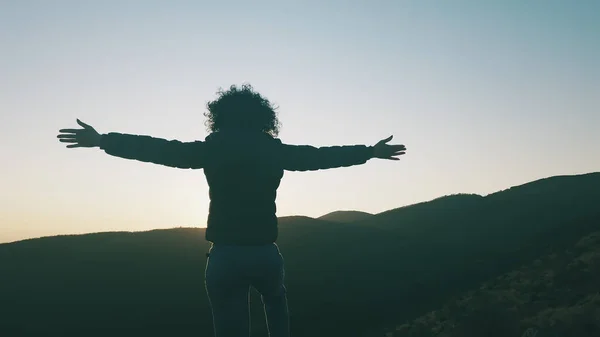 Success Concept Hiker Woman Outstretch Hands Summit Beautiful Sunset Sun — Stock Photo, Image