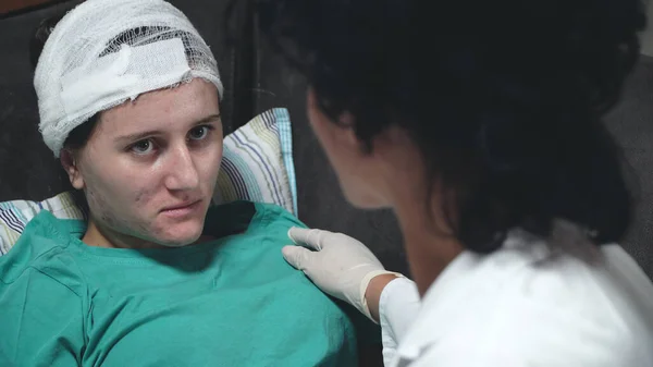 Doktorn Vidrör Ett Patienthuvud Med Trauma Huvudet Och Elastisk Bandage — Stockfoto