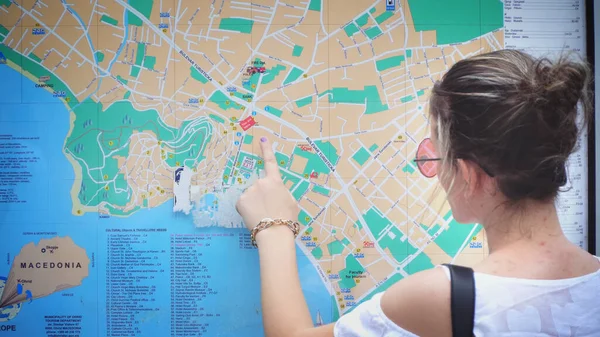 Feliz Joven Viajero Mujer Busca Información Turística Mapa Ciudad — Foto de Stock