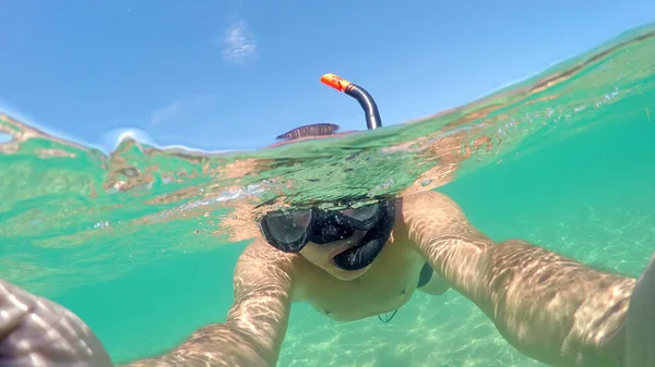 Selfie Del Hombre Nadando Superficie Del Agua Gopro Tiro Cúpula — Foto de Stock