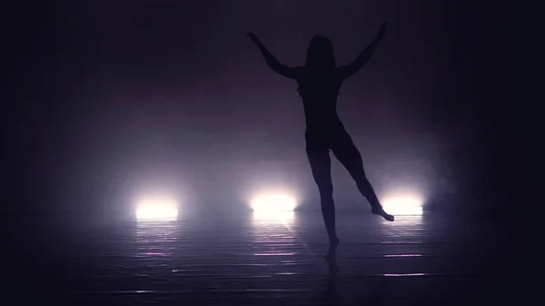 Junge Schöne Zeitgenössische Ballerina Auf Rauchbühne Tanzt Modernes Ballett — Stockfoto