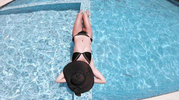 Luxus Utazás Bikini Lány Napozás Nyári Vakáció — Stock Fotó