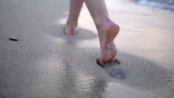 Mulher Andando Uma Praia — Fotografia de Stock