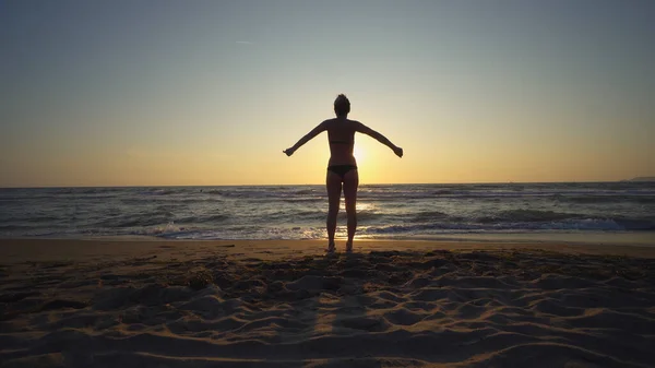 Gezonde Vrouw Aan Zee Bij Zonsondergang Doen Gymnastiek Oefeningen — Stockfoto