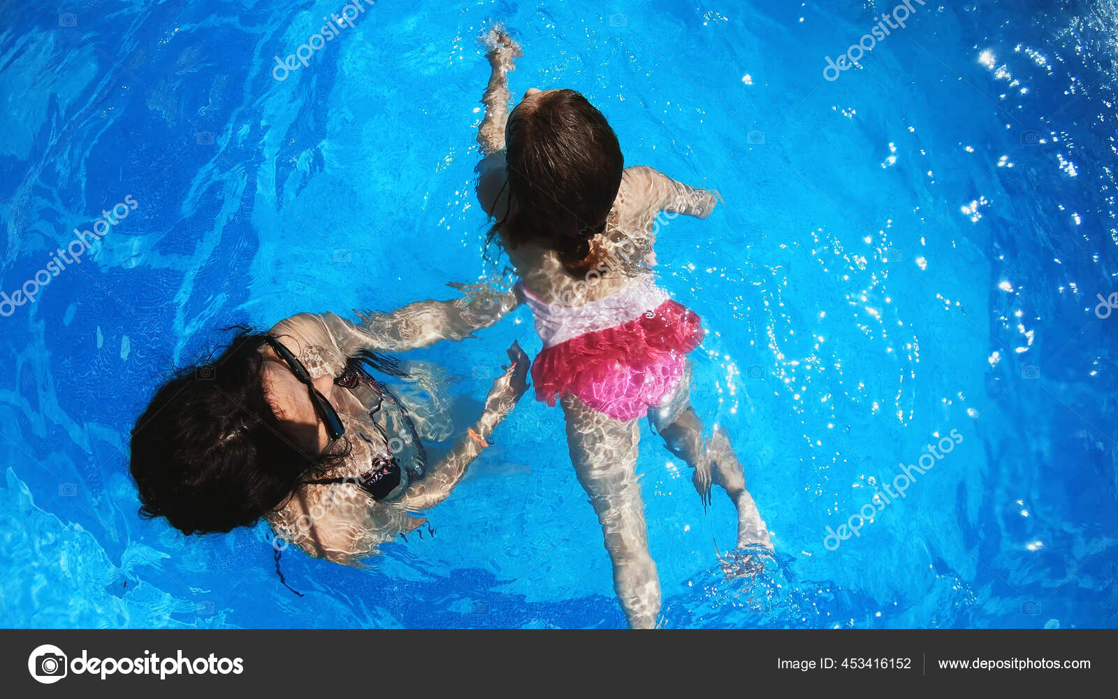 Im Pool und im Bett mit brünettem Flittchen Im Pool und im Bett mit brünettem Flittchen