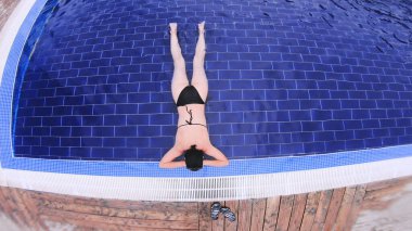 Termal havuzda dinlenen kadın