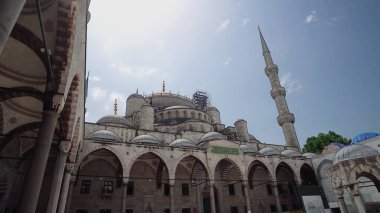 Güneşli bir günde Mavi Cami avlusunda.