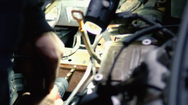 Daha ucuz alternatif yakıt için benzinli motor sistemi kuruluyor. Delgi, motor bölümünde gaz buharlaştırıcı için delikler açıyor.