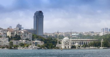 İstanbul 'daki Dolmabahçe Camii feribottan görüldü