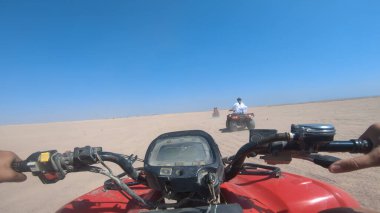Mısır 'ın Sharm el Sheikh yakınlarındaki çölde bisiklet sürmek. ATVSand ve Sand Borkhan' daki çöl off-road maceraları. Kaya ve gün batımı. Dörtlü Bisiklet Seyahati. İnsanlarla Gezinti.