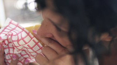 Doner Kebap Sandviçi yiyen bir kadın.
