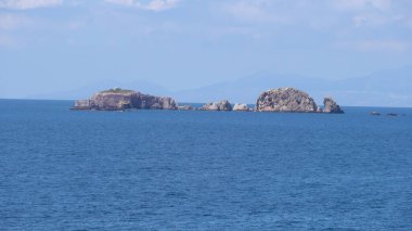 Yunanistan 'ın Santorini kenti yakınlarındaki açık denizde ıssız bir ada manzarası