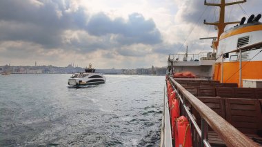 İstanbul, Türkiye - 15 Mayıs 2019: Feribot Asya tarafındaki Uskudar limanına yanaşıyor