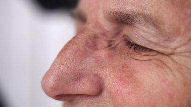 Yaşlı üzgün kadın kıdemli ağlayan, sinematik dof closeup yüzü