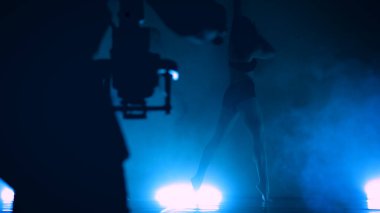 Modern dans yüksek çözünürlüklü video kamera ve lens kullanan operatör tarafından sabit donanım desteği üzerine kaydedilmektedir.
