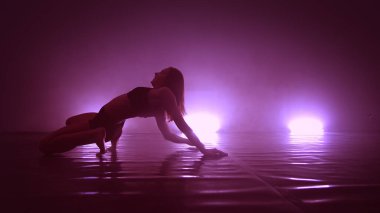 Kavram. Esnek kız duman bulutunda dans ediyor