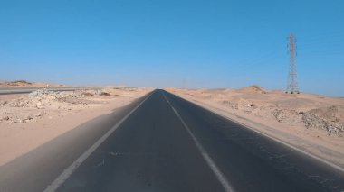Hurghada, Mısır - 14 Sep, 2019: Kahire, Mısır 'a giden çölde araç trafiği