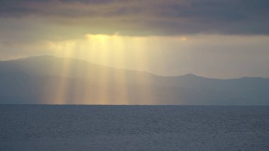 Mount Athos silüeti gündoğumu veya günbatımı ışık ışınları ve deniz panorama Yunanistan ile