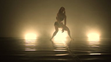 Modern sanatçı anlamlı dans öğeleri sergiliyor