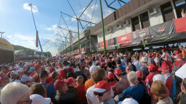Budapeşte, Macaristan - Haziran 2018: Sepang Uluslararası Pisti Macar Formula 1 (F1) Grand Prix ön gösterimleri sırasında Pitlane 'deki insanlar