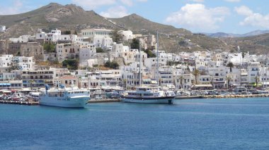 Yunanistan 'ın Naxos adasındaki ana limanın havadan görüntüsü