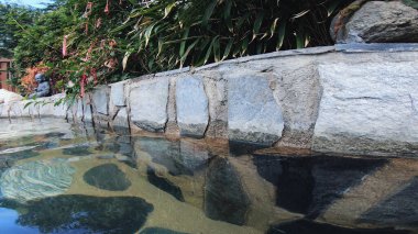 Termal kaplıca havuzunda su yüzeyi