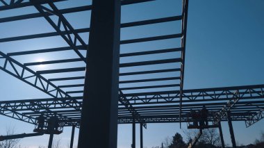 İnşaat alanında çelik yapı metal kirişleri