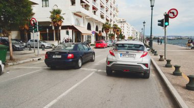 Selanik, Yunanistan - 15 Mayıs 2019: Kentte trafik sıkışıklığı, Yunanistan 'ın Selanik kentinde karayolu, yavaş çekimde araç kullanma pov