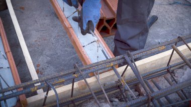 İnşaat alanındaki döşeme döşemesi beton döşemeden önce, inşaat halinde.