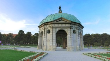 Münih, Almanya - 24 Ağustos 2018: Münih, Bavyera 'daki Court Garden, 