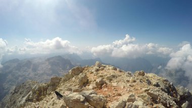 Triglav, Slovenya - Ağustos 2017: Julian Alps dağ sırası üzerine Triglav Panoraması. Dağcı pov tırmanışa geçti.