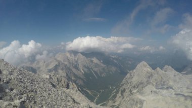 Triglav, Slovenya - Ağustos 2017: Julian Alps dağ sırası üzerine Triglav Panoraması. Dağcı pov tırmanışa geçti.
