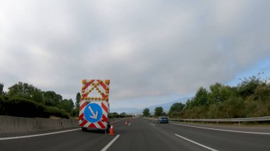 Otobanda POV 'u yol çalışması işaretleri ve plastik direklerle sür