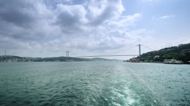 Turist vapurundan görülen Boğaz Köprüsü 'nün panoramik görüntüsü