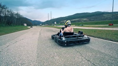 Bansko, Bulgaristan - 13 Ağustos 2018: Karting pistte yarışıyor