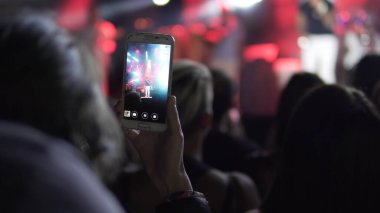 Konserde kameralı telefonları kullanan izleyiciler. Halka açık konser, bilet olayı yok.