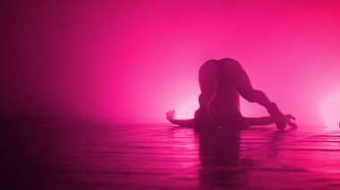 Birkaç profesyonel dansçı dumanlı arka planda modern dans gösterisi yapıyor.