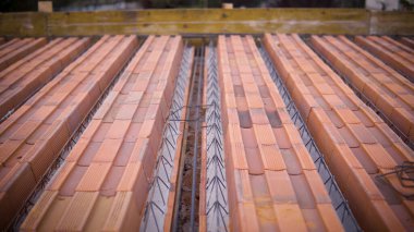 Beton kaplamadan önce döşeme döşemesi, yapım aşamasında